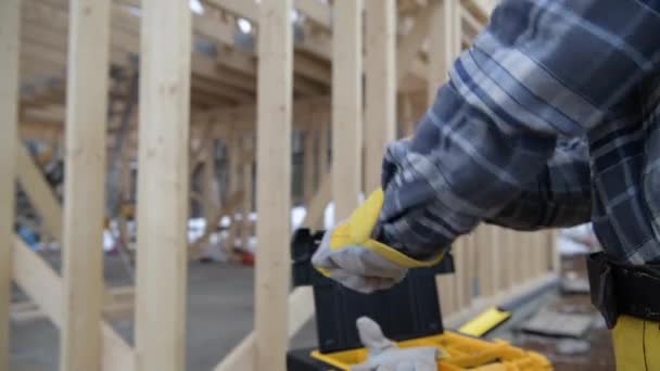 Trabajador Caucásico Que Usa Guantes Trabajo Seguridad Frente Una Casa — Vídeos de Stock