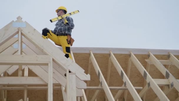 Bouwvakker Met Spirit Level Tool Het Nieuw Ontwikkelde Wooden House — Stockvideo