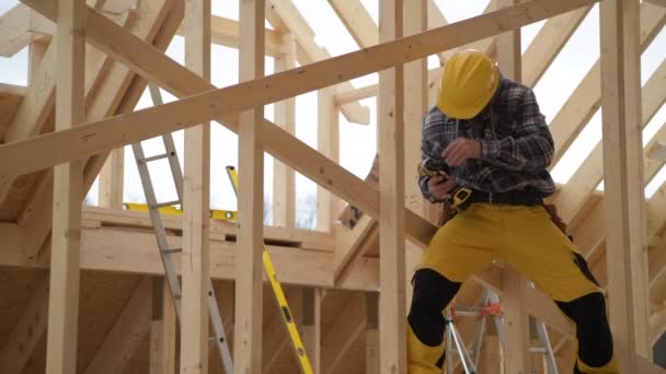 Bouwplaats Dag Job Blanke Mannen Veertig Werken Tussen Houten Balken — Stockvideo