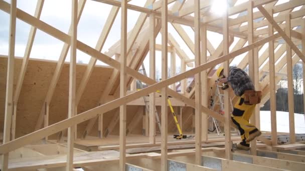 木造住宅屋根裏部屋の40代のプロ労働者 新ホーム建設 — ストック動画