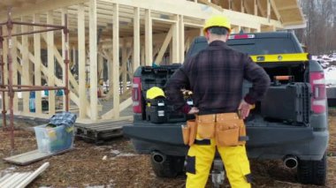 Müteahhit İşçi, Kamyoneti ve İnşaat Alanı