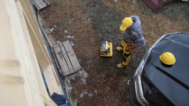 Travailleur Construction Caucasien Dans Quarantaine Aller Intérieur Maison Nouvellement Développée — Video