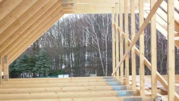 Nieuw Gebouwde Houten Skelet Frame Van Het Huis Dak Zolder — Stockvideo