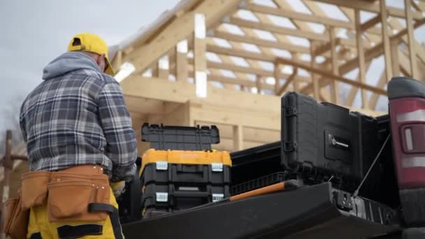 Contratista Caucásico Construcción Sus Años Camioneta Negra Moderna Hombres Preparando — Vídeo de stock