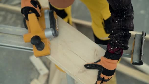 Kaukasischer Tischler Mit Schnurholzhobel Der Hand Beim Hobeln Von Holzplanken — Stockvideo