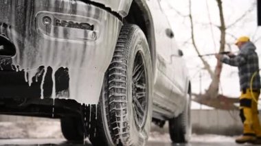 Araba Yıkama Basınç Yıkama Makinesi. Kafkas Adamlar Modern Kamyonetini Temizliyor