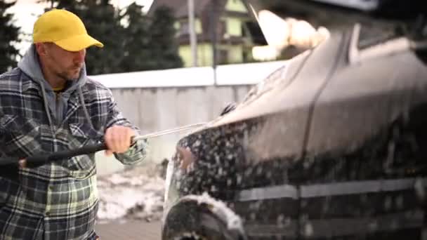Καυκάσιοι Άντρες Στα Του Καθαρίζουν Σύγχρονο Φορτηγάκι Του Χρησιμοποιώντας Πλυντήριο — Αρχείο Βίντεο