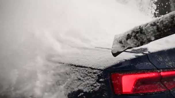 Сдувание Снега Автомобиля Помощью Воздуходувки — стоковое видео