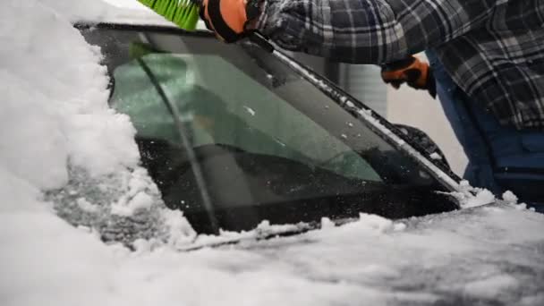 Muži Odstraňují Sníh Jeho Vozidla Odmrazování Čelního Skla — Stock video