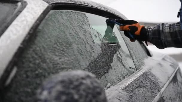 Usuwanie Lodu Okien Samochodowych Podczas Zimnej Pogody — Wideo stockowe