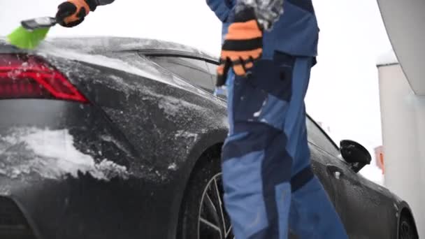 Männer Räumen Mit Pinsel Schnee Aus Ihrem Fahrzeug — Stockvideo