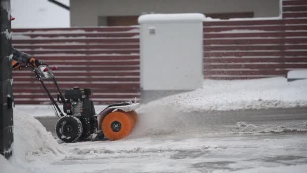Remoção Neve Sazonal Com Escova Gasolina Vassoura Trabalhador Removendo Neve — Vídeo de Stock