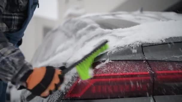 Motorista Caucasiano Removendo Neve Gelo Seu Carro — Vídeo de Stock
