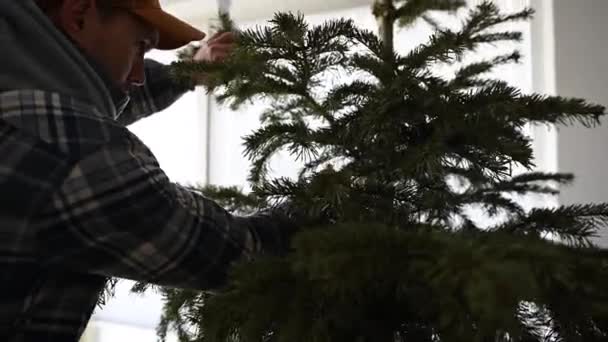 Trabalhador Removendo Árvore Natal Após Temporada Férias — Vídeo de Stock