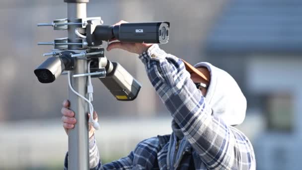 Técnico Profesional Cctv Acabado Instalación Cámaras Poste — Vídeos de Stock