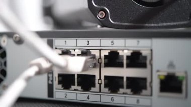 IP Video Gözetleme İkili Sürücü Deposu 'nun Sekiz Ağ Bağlantı Bağlayıcısı. Video CCTV Kameraları Kaydediliyor