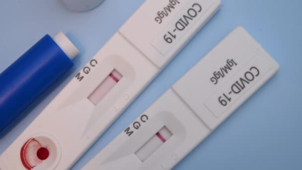 Twee Negatieve Resultaten Coronavirus Covid19 Igm Igg Cassette Bloedtesten Testen — Stockvideo