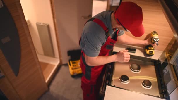 高加索技师生产的客车炉灶炉内部的季节性维修 — 图库视频影像