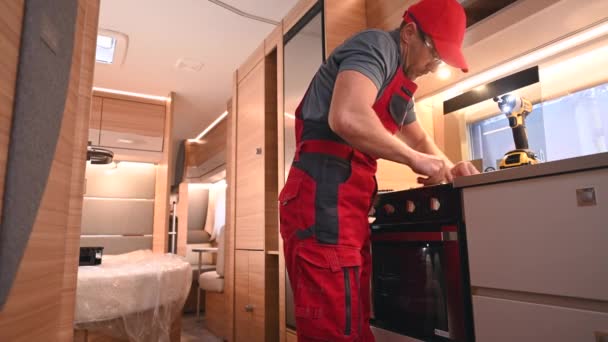 Professionelle Wohnmobil Industrie Arbeiter Durchführung Camper Ofen Wartung — Stockvideo