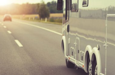 Yaz tatilinde Karavan Araç Kampı Otobanı 'nda. Yoldaki karavan..