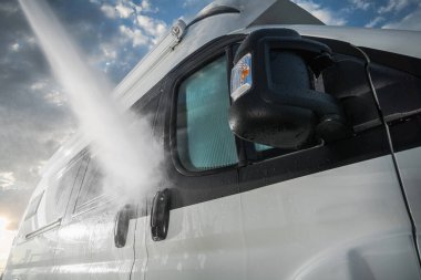 Yaz sezonu hazırlığı. Karavan karavanına basınç uygulayın. Kapatın. Eğlence amaçlı Araç Bakımı. Karavan Endüstrisi.