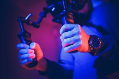 El bilgisayarı Dijital Kamera Görüntü Dengeleme Sistemi. Operatör ekipmanı elinde tutuyor. Film ve Videografi Prodüksiyon Teması.