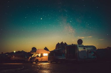 İtalyan Dağ Karavan Parkı Karavanı Starry Sky 'ın altında kamp yapıyor. Misurina ve Auronzo Di Cadore, Dolomites Ulusal Parkı İtalya. Eğlence Araçları ve Yaşam Tarzı Teması.