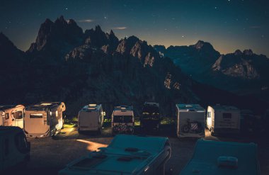 Dolomitler 'de Starry Sky Karavan Parkı Kampı. Camer Van Overnight Dağ Sahnesi 'nde kalın. Misurina Bölgesi, İtalya. Eğlence Araçları Yol Yolculuğu TemasıName.