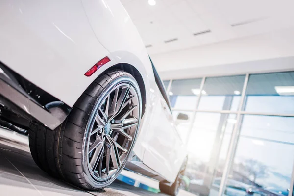 Modern Brand New Luxury Sports Vehicle Dealership Showroom Tema Bilindustri — Stockfoto