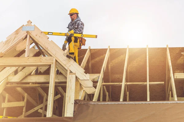 Contratista Caucásico Con Nivel Espíritu Mano Parte Superior Estructura Techo — Foto de Stock