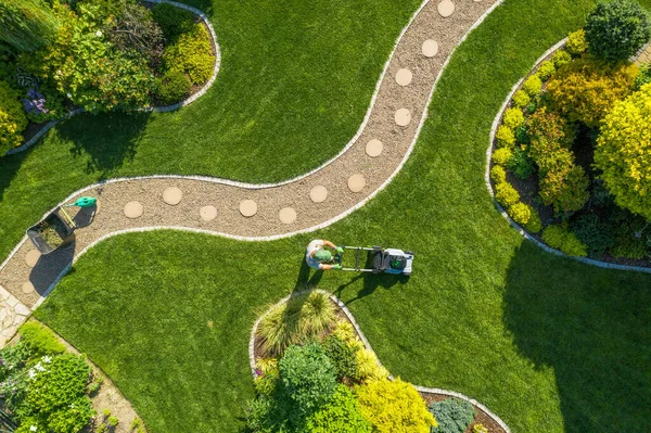 Luchtfoto Van Big Garden Grass Field Maaien Door Kaukasische Tuinman — Stockfoto