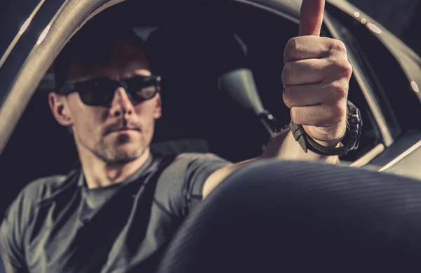 Motorista Caucasiano Seus Anos Mostra Seus Polegares Para Cima Enquanto — Fotografia de Stock