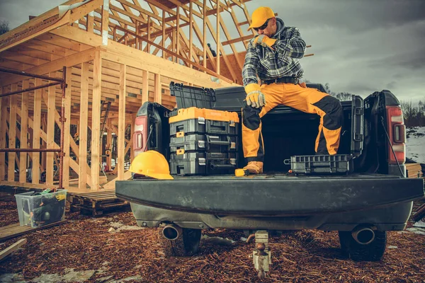 Imprenditore Edile Sul Suo Pick Accanto Telaio Legno Casa Scheletro — Foto Stock