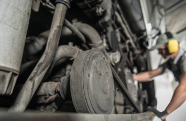 RV Eğlence Araç Sınıf A Diesel Pusher Motor Bakımı Planlandı. Kafkasya Otomotiv Mazot Uzmanı. Ulaşım Endüstrisi.