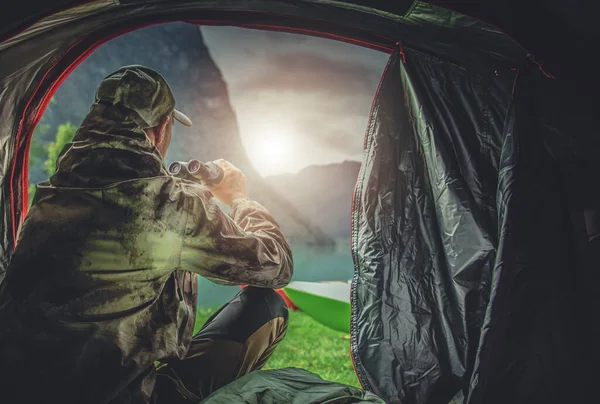 Vit Hunter Årsåldern Spotting Wildlife Använda Professionella Kikare Raka Från — Stockfoto