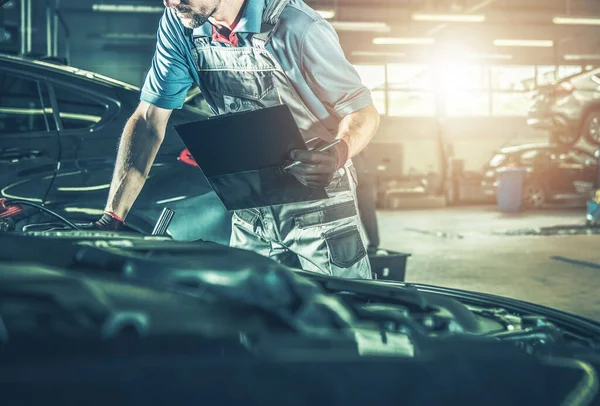 Mecánico Automotriz Profesional Caucásico Sus Años Haciendo Documentación Dentro Del — Foto de Stock