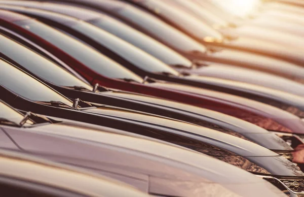 Rij Van Gloednieuwe Auto Dealerships Stock Close Telepoto Thema Van — Stockfoto