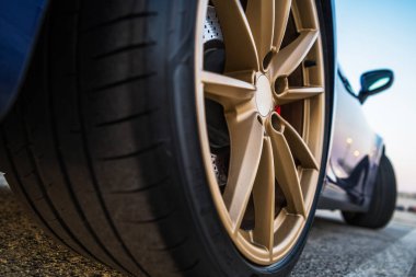 Performans Aracı Spor Araba Altın Albüm Tekerlekleri Yer Seviyesi Görüş Noktası. 