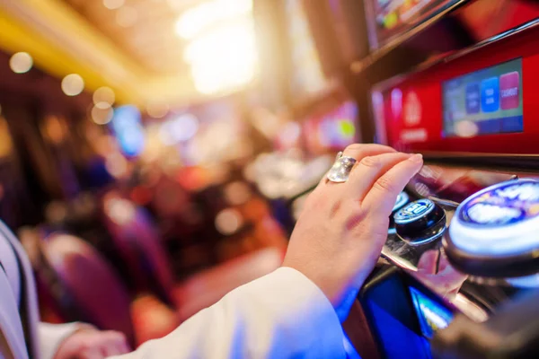 Kaukasische Frau Ihren Vierzigern Beim Spielen Von Spielautomaten Luxus Casino — Stockfoto