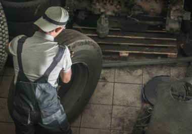 Kafkas Otomotiv İşçisi, 40 'lı yaşlarında. Yenisi için Ağır Görev Kamyonu Tekerleği Değiştiriyor. Yarı Kamyon Servisi.