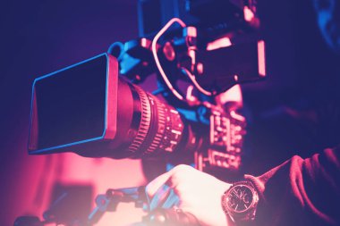 Telephoto Lens ve Kamera Operatörü ile Modern Video Kamera. Dijital Sinema Resim Ekipmanı.