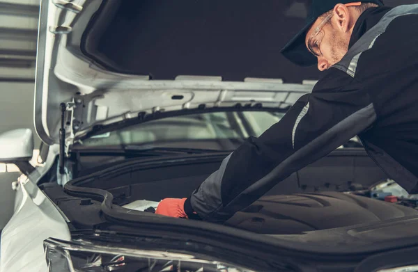 Кавказька Автомобільна Промисловість Автомобільна Механіка Checking Engine Compartment Looking Issues — стокове фото