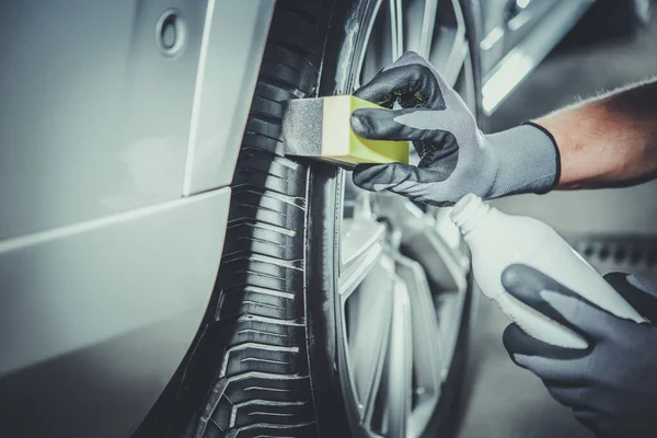 Vit Car Detailing Worker Hand Moderna Fordonsdäck Och Legeringshjul Detaljerad — Stockfoto