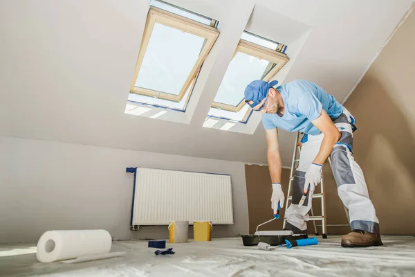 Blanke Mannen Van Dertig Die Zijn Flatmuren Herschilderen Home Remodeling — Stockfoto