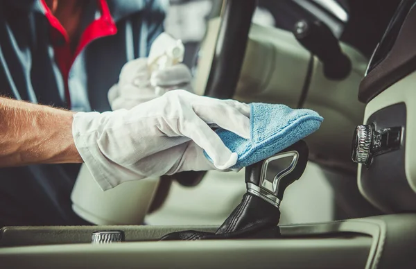 Detallado Coche Limpieza Interior Del Trabajador Pulido Elementos Del Vehículo — Foto de Stock