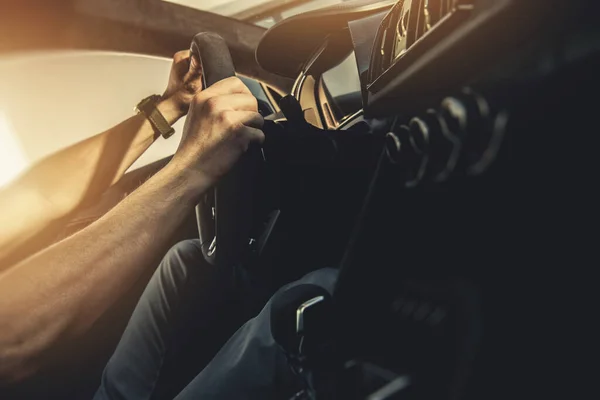 Nowoczesny Kierowca Samochodu Performance Biali Mężczyźni Sportowym Egzotycznym Kołem Kierownicy — Zdjęcie stockowe