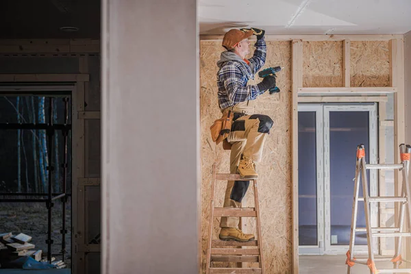 Travailleur Construction Caucasien Dans Quarantaine Installation Éléments Plafond Cloison Sèche — Photo