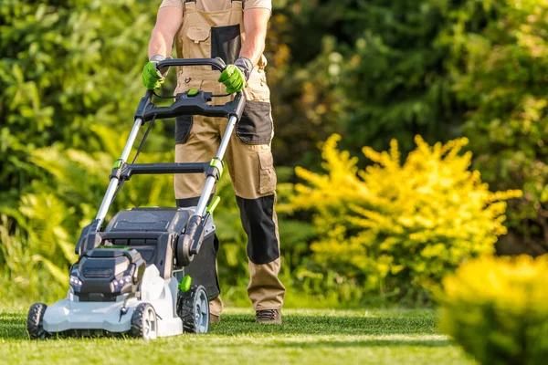 Vit Trädgårdsarbetare Årsåldern Skär Gräs Med Hjälp Modern Elektrisk Sladdlös — Stockfoto