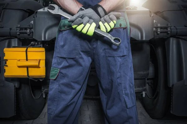 Truck Mechanik Přední Části Traktoru Klíčem Svých Rukou Zůstává Zpět — Stock fotografie