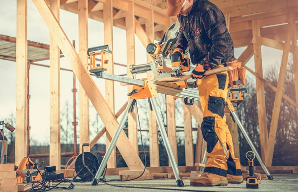 Vit Entreprenör Årsåldern Skär Små Träelement Trä Skelett Ram Hus — Stockfoto